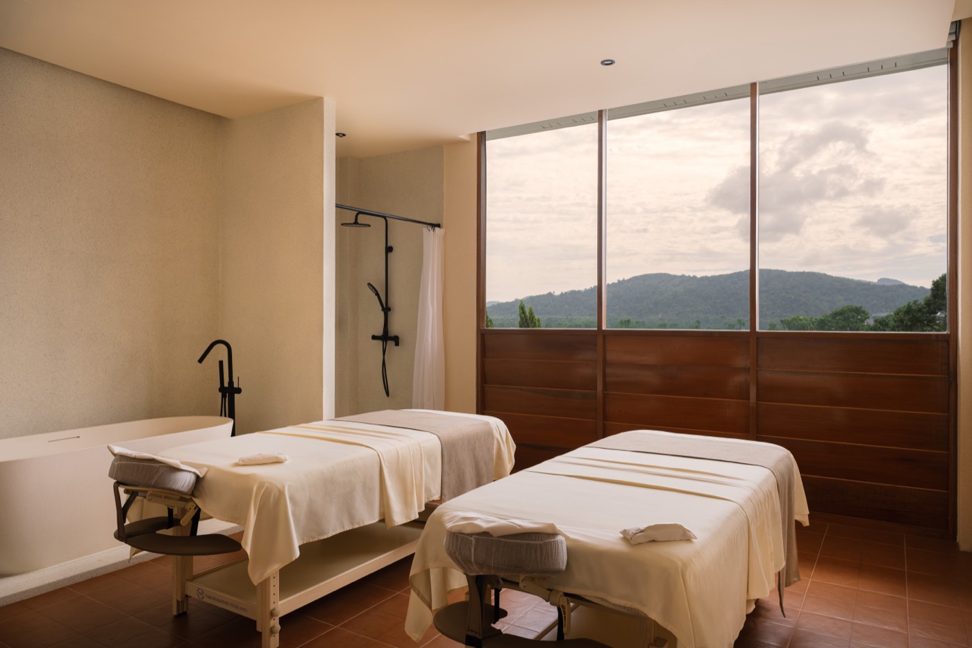 Treatment room for two at SereneSanct with mountain view